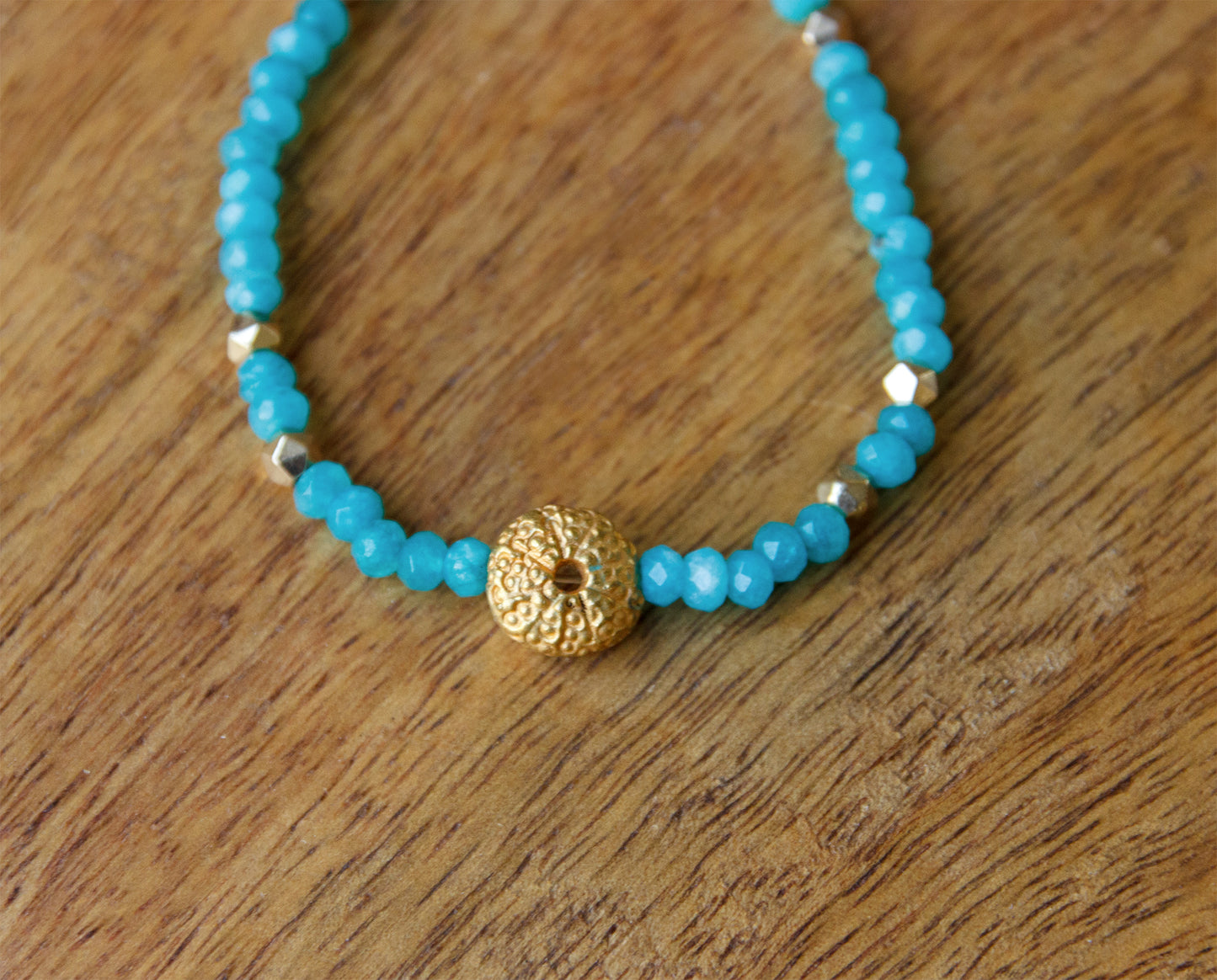 bracelet perle femme oursin doré et perle en verre turquoise