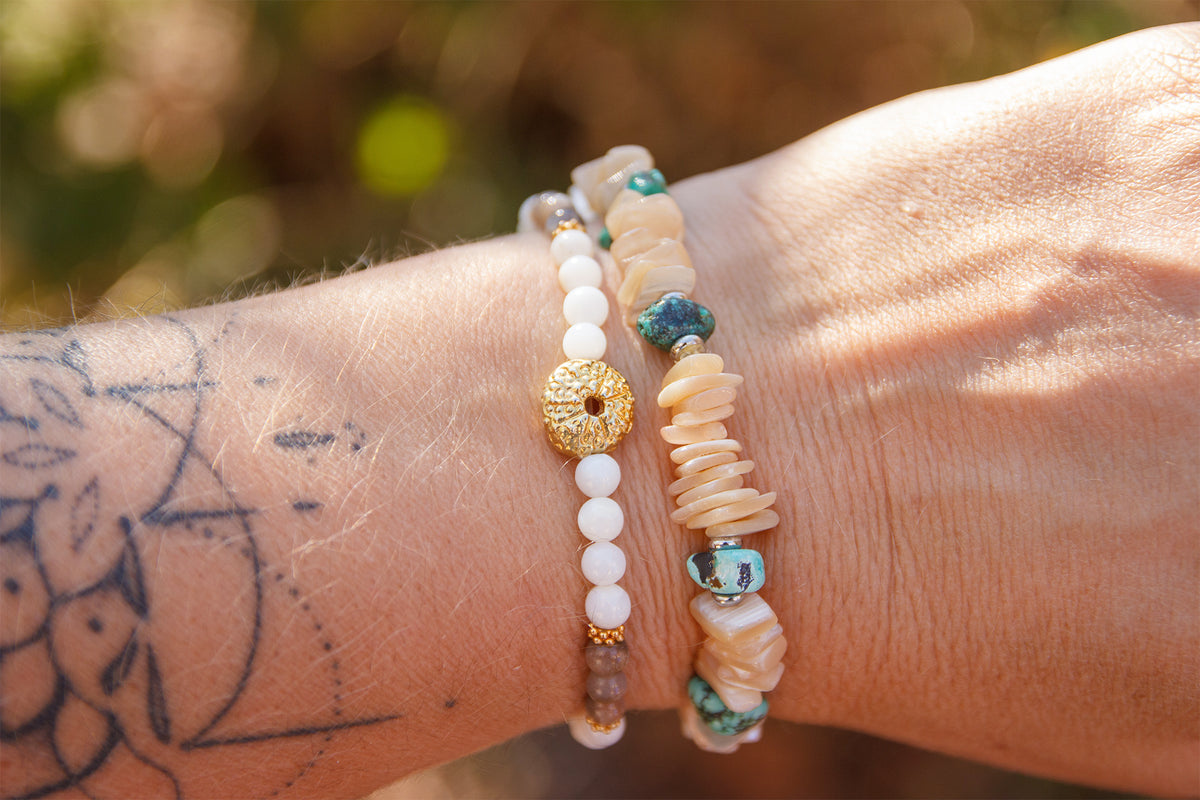 Bracelet femme en nacre 4 mm et oursin doré