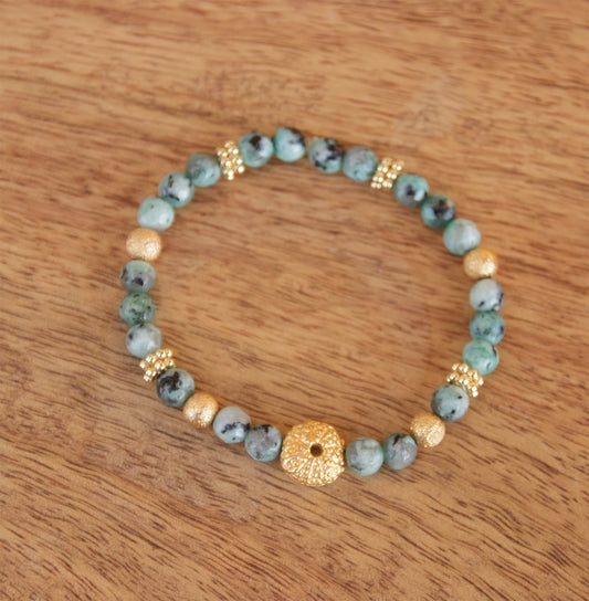 bracelet oursin doré et perle en verre imitation turquoise d'Afrique