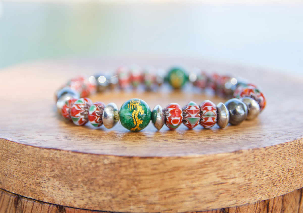 Bracelet Perles Chevrons Rouge & Hématite – Verre du Népal, Fait Main