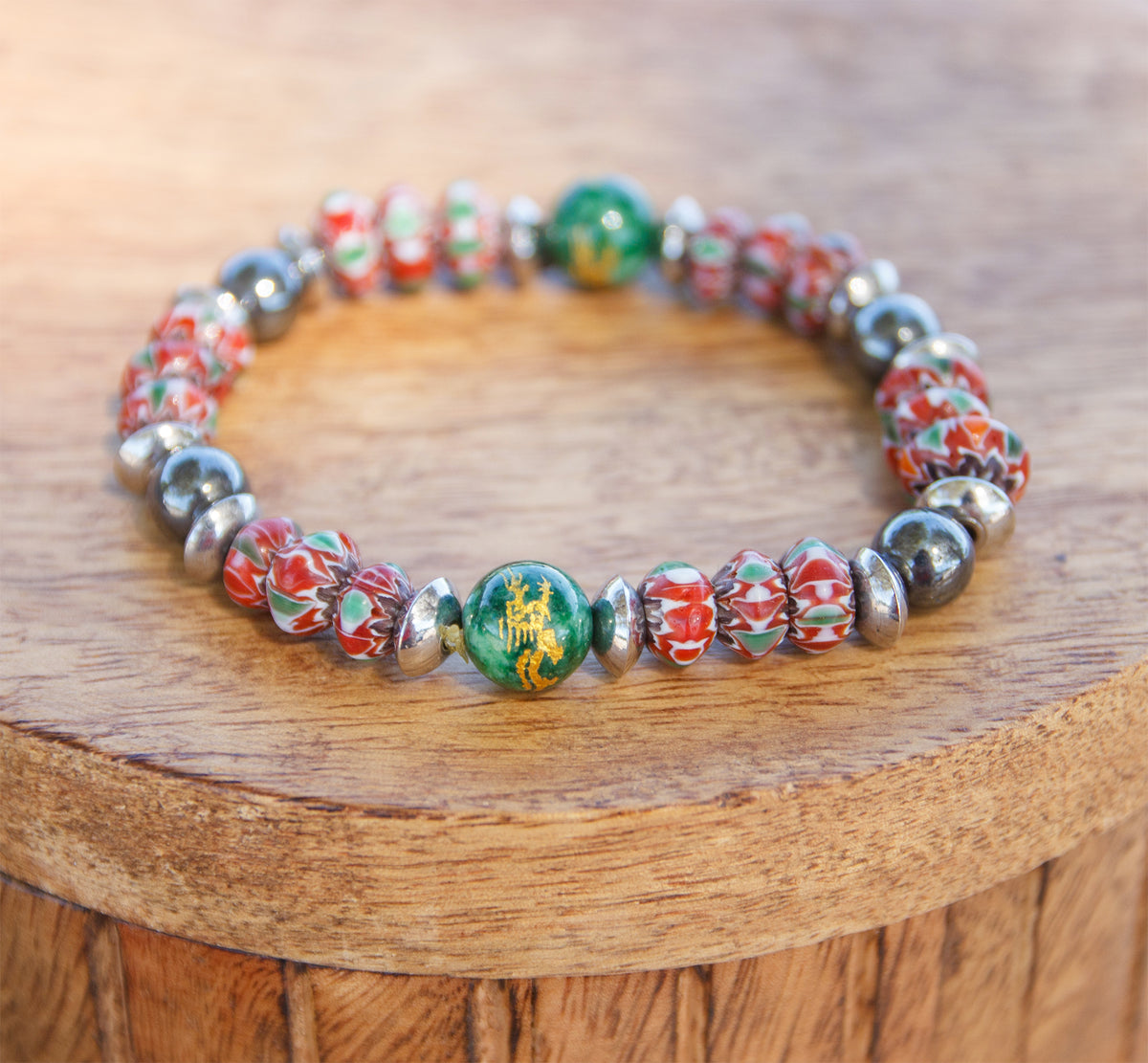 Bracelet Perles Chevrons Rouge & Hématite – Verre du Népal, Fait Main
