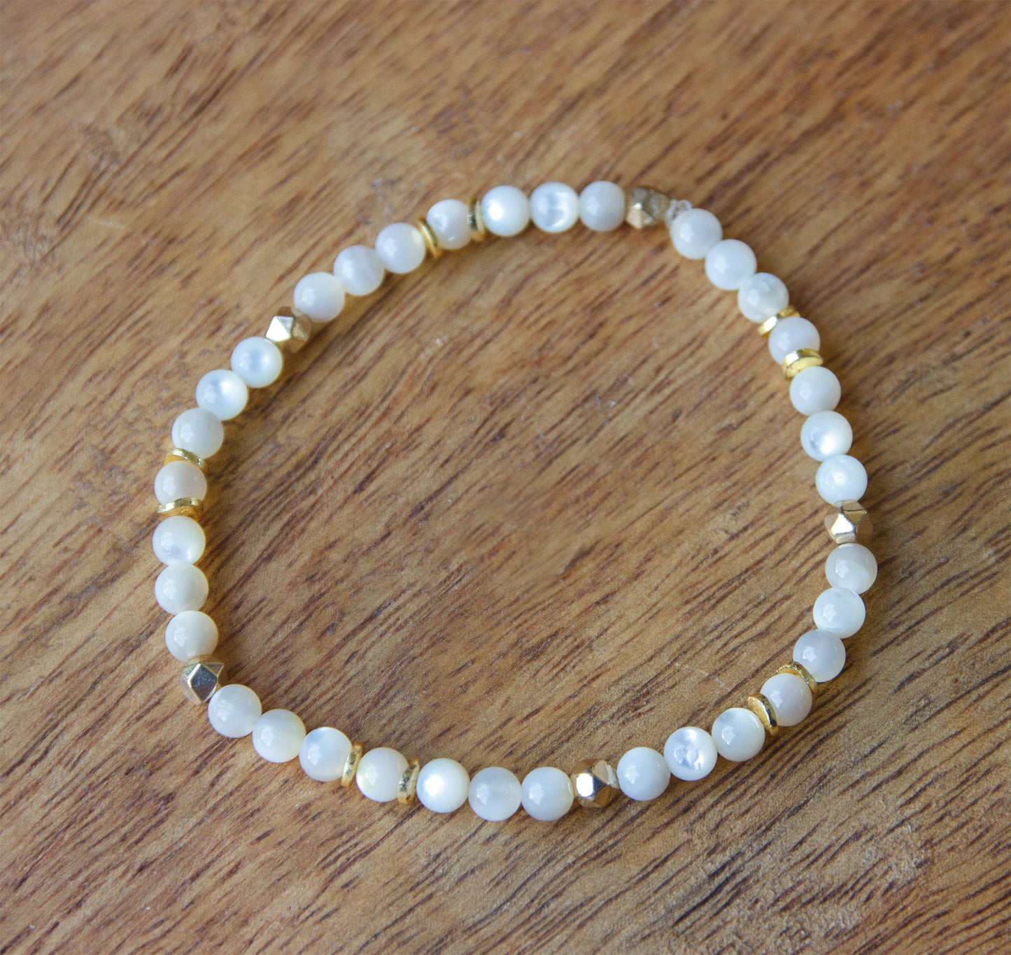 bracelet perle femme nacre 6mm et perles doré