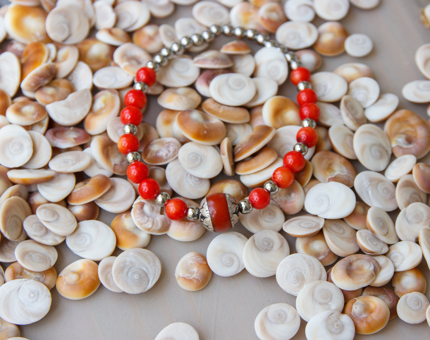 bracelet en corail teinté perle tibétaine et acier inoxydable