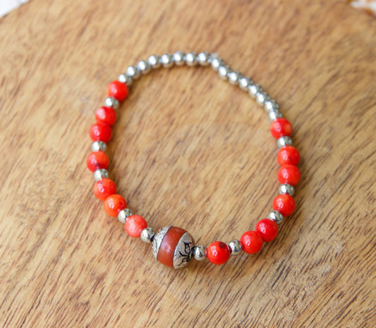 bracelet en corail teinté perle tibétaine et acier inoxydable