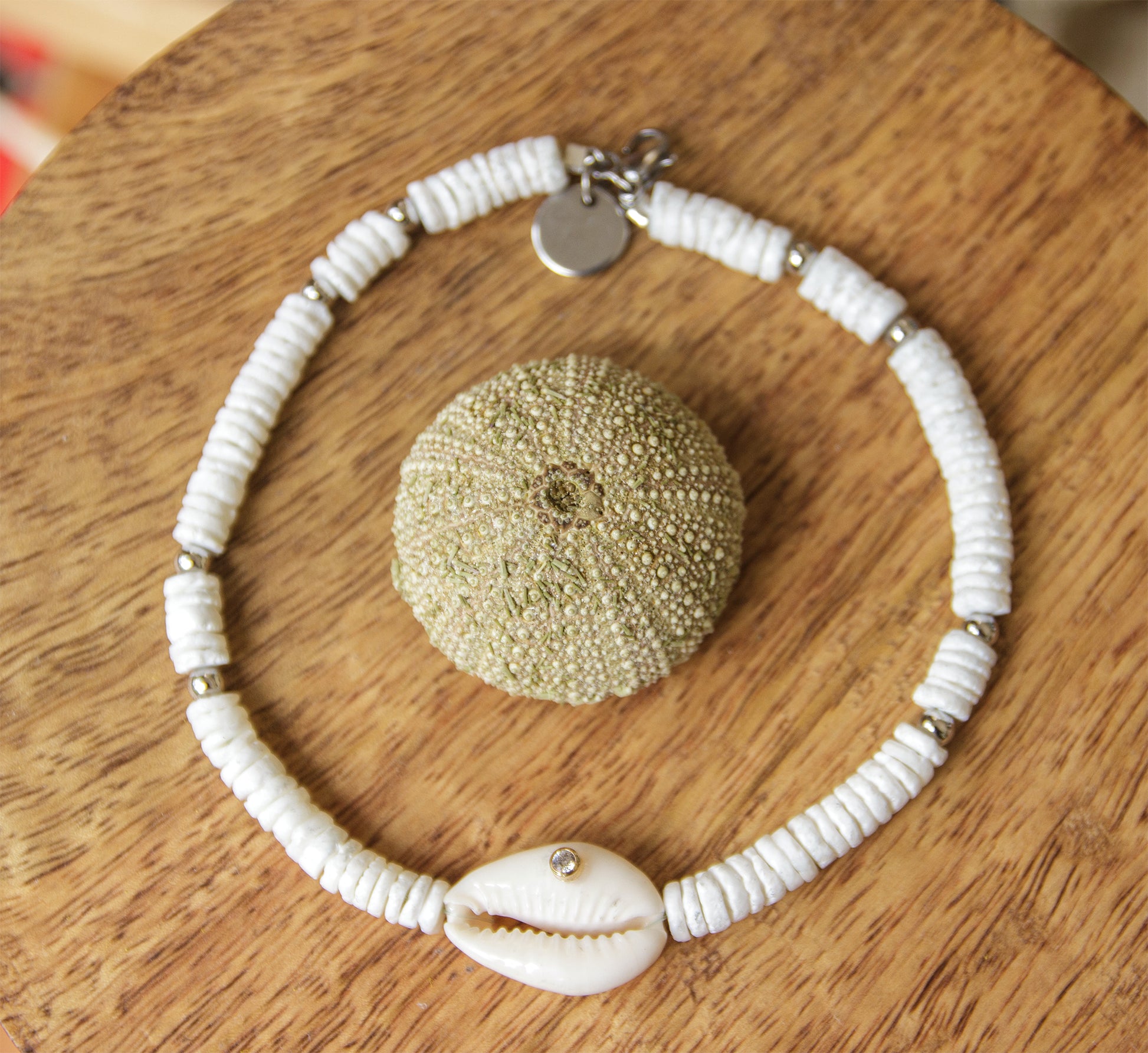 Bracelet cheville en perles heishi coquillages et coquillages - caurisandco