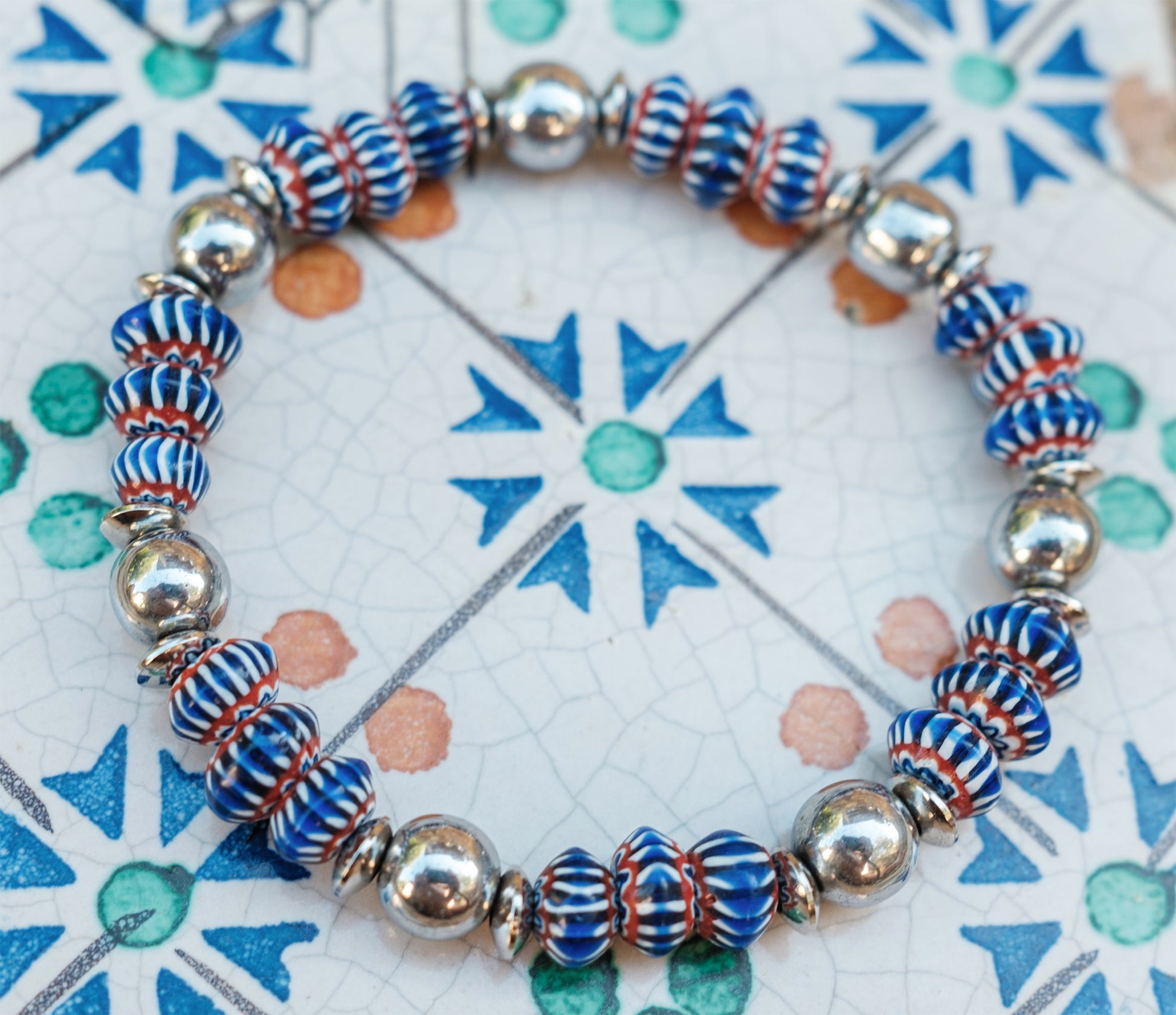 Bracelet perle chevron bleu foncé en céramique - caurisandco