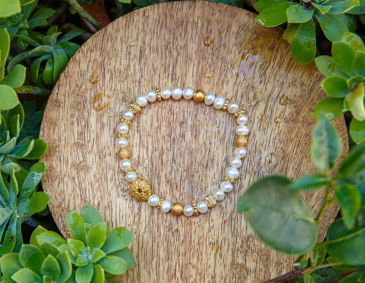 Bracelet femme nacre (6mm non calibré) et oursin en laiton doré