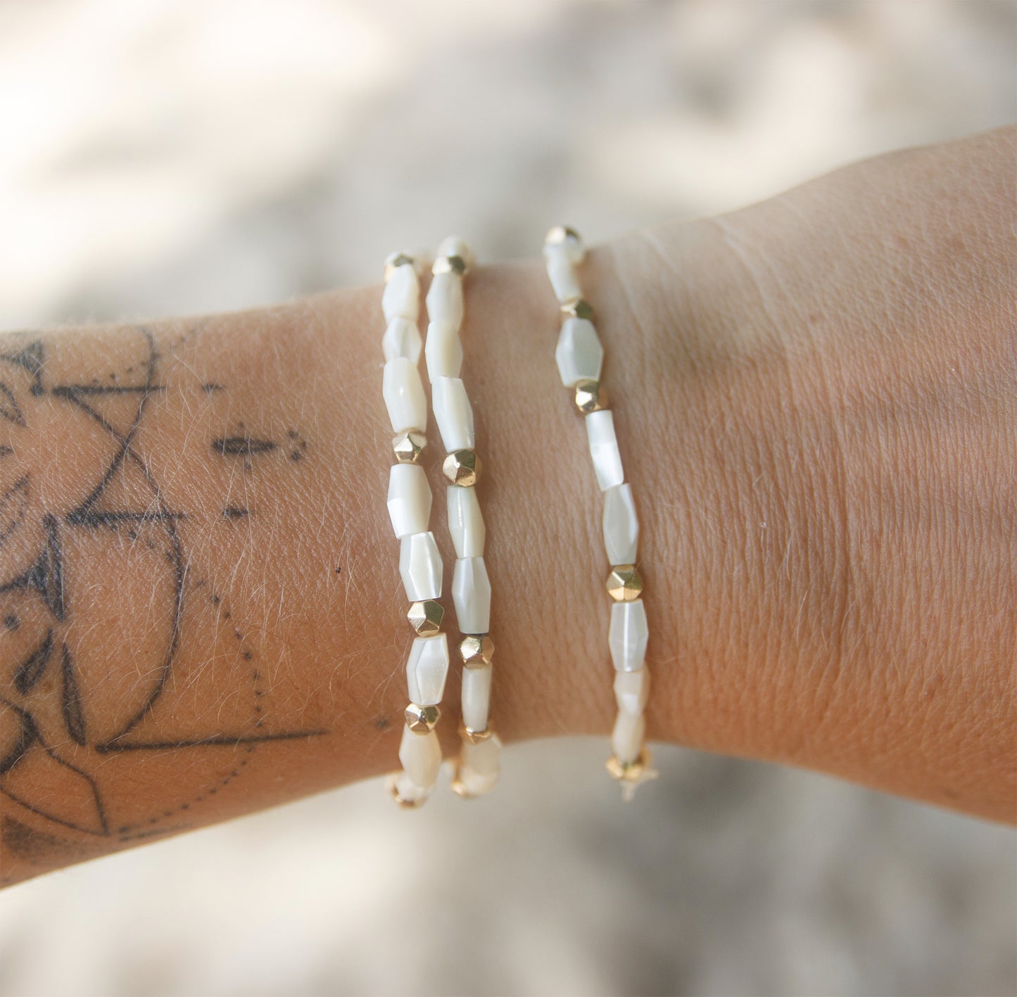 bracelet perle femme nacre tube facettée 8*4mm et perles doré