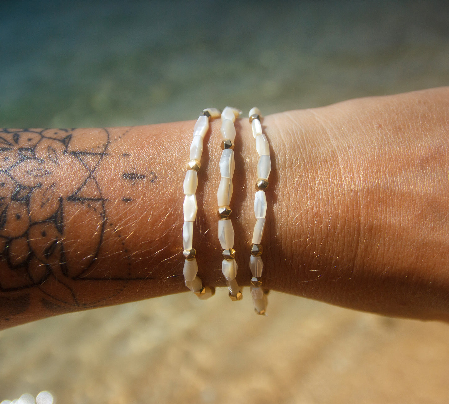 bracelet perle femme nacre tube facettée 8*4mm et perles doré
