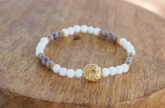 Bracelet femme en nacre 4 mm et oursin doré