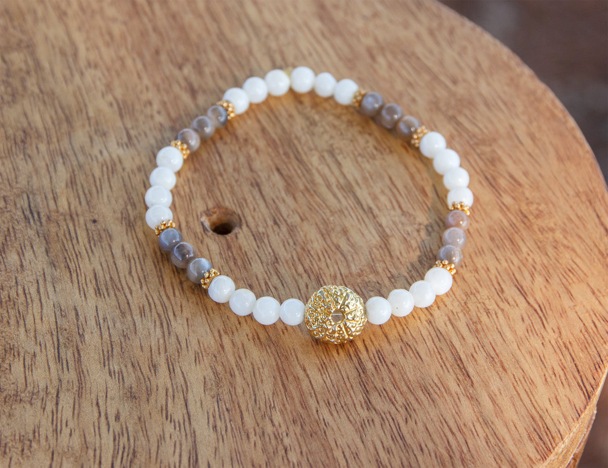 Bracelet femme en nacre 4 mm et oursin doré