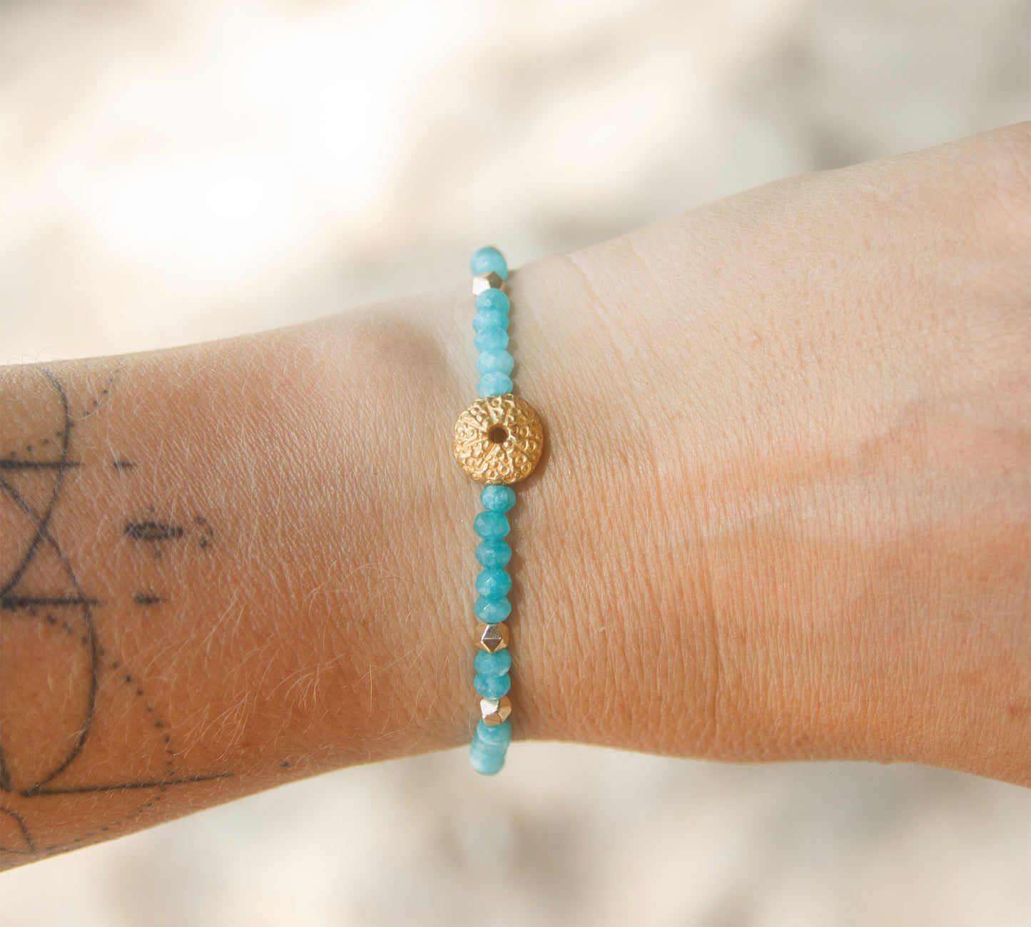 bracelet perle femme oursin doré et perle en verre turquoise