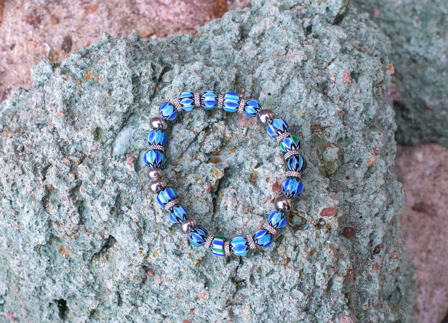 Bracelet perles chevrons bleu en verre et acier inoxydable