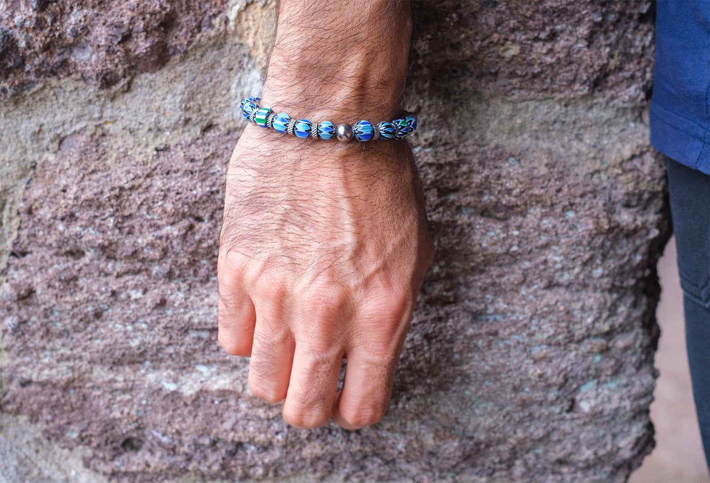 Bracelet perles chevrons bleu en verre et acier inoxydable