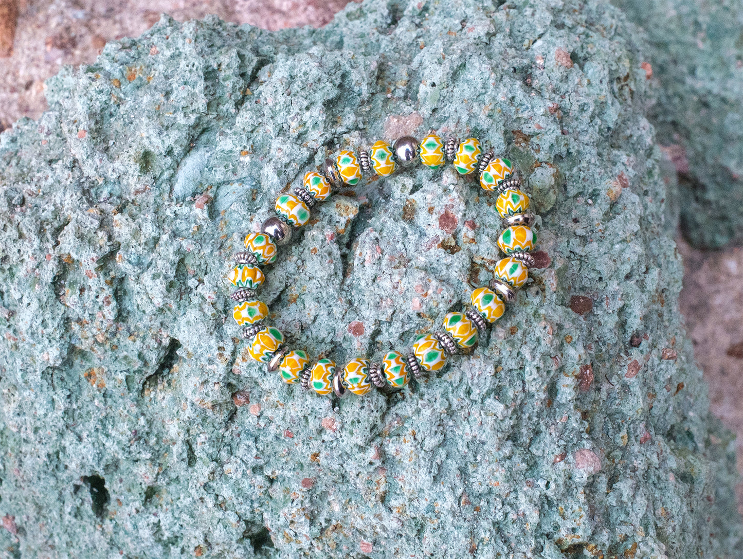 Bracelet perles chevrons jaune verre et acier inoxydable