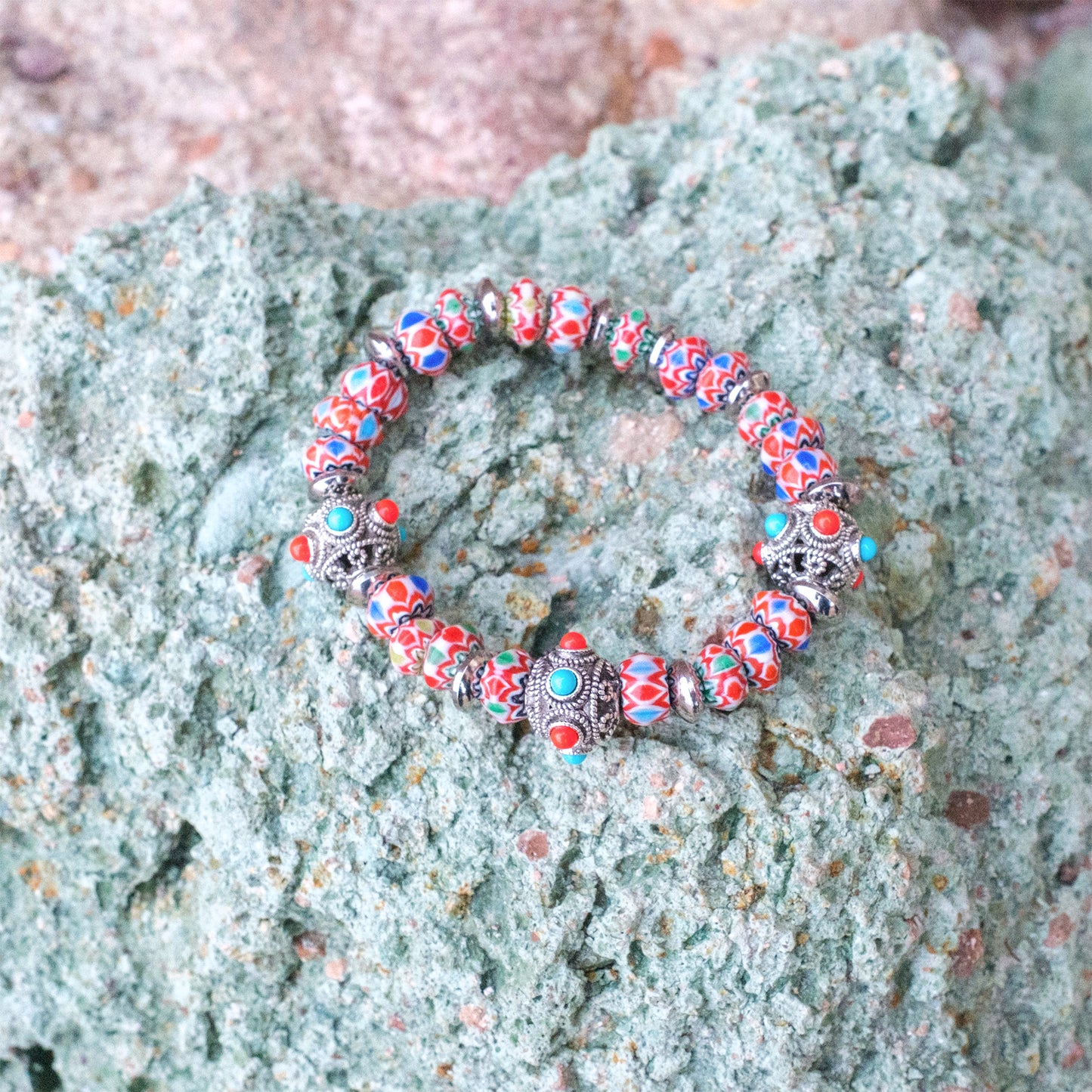 Bracelet perles chevrons rouge en verre et perles antiques