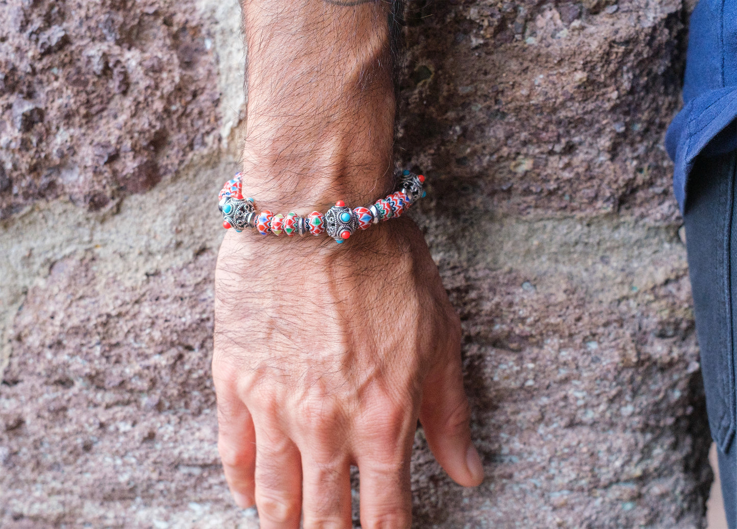Bracelet perles chevrons rouge en verre et perles antiques