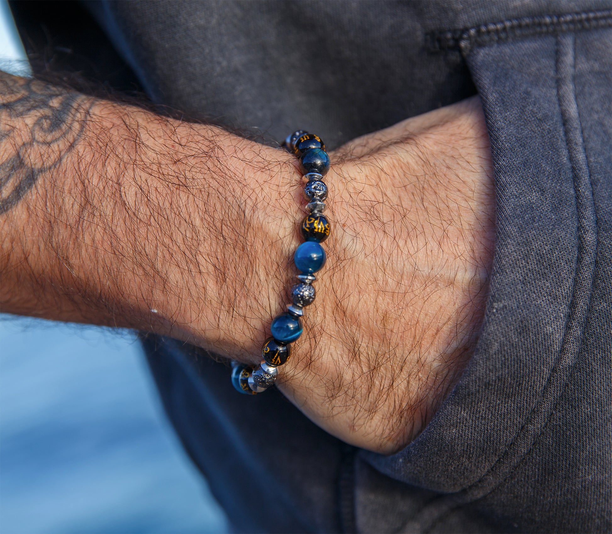 Bracelet homme perles oeil de tigre bleu 8mm perles noire en verre mantra et perle de lave - caurisandco