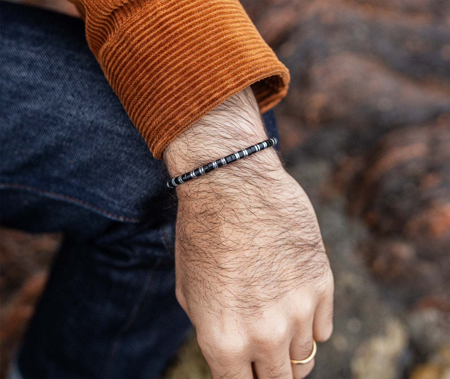 Bracelet homme perles heishi agate noir et hematite noeud coulissant - caurisandco