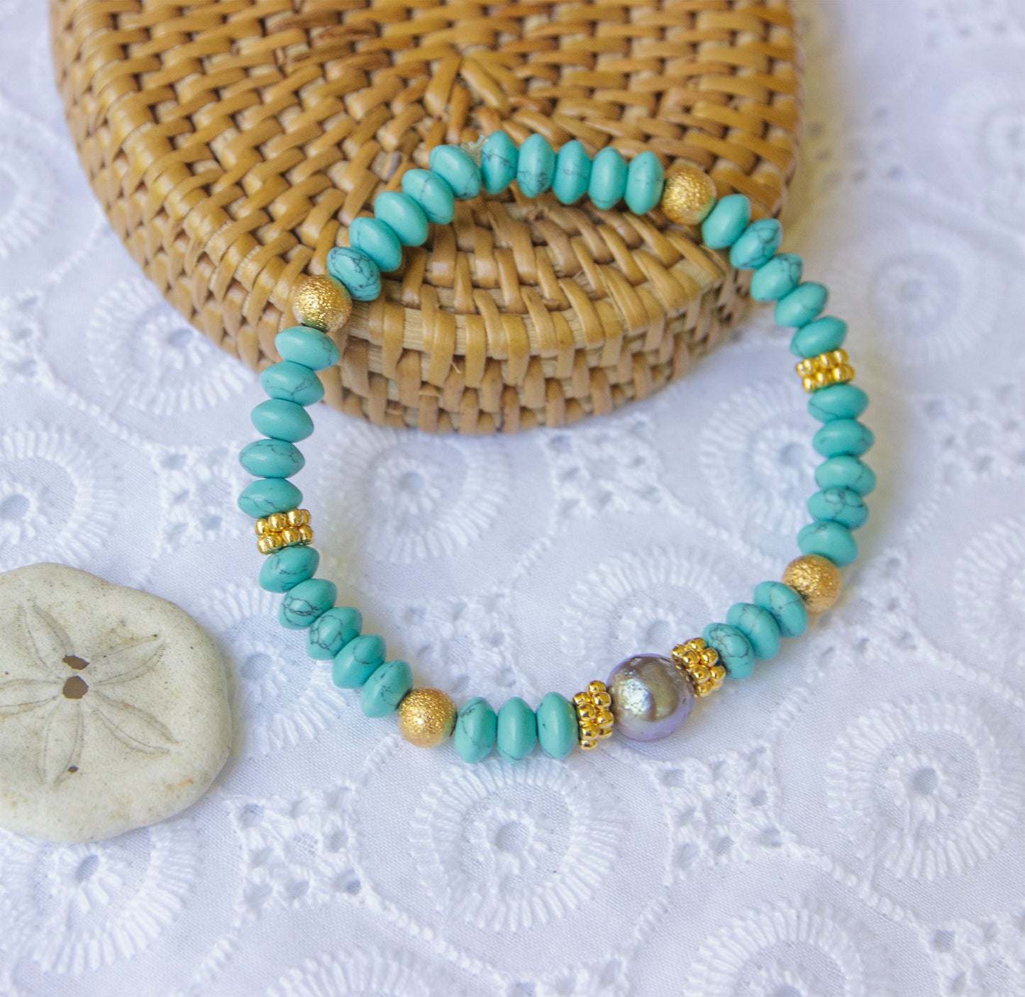 Bracelet howlite turquoise avec perles de culture 10mm - caurisandco
