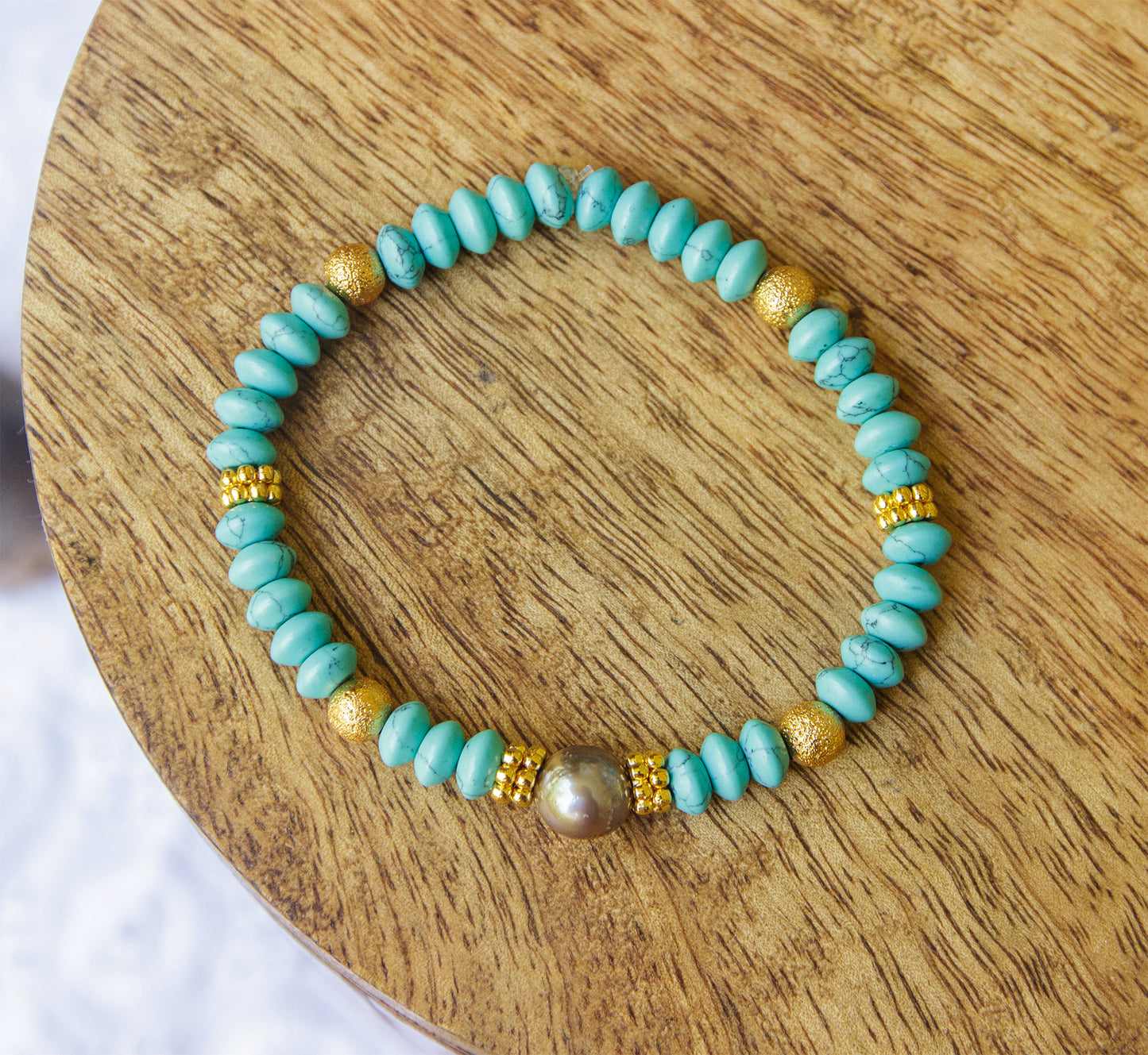 Bracelet howlite turquoise avec perles de culture 10mm - caurisandco