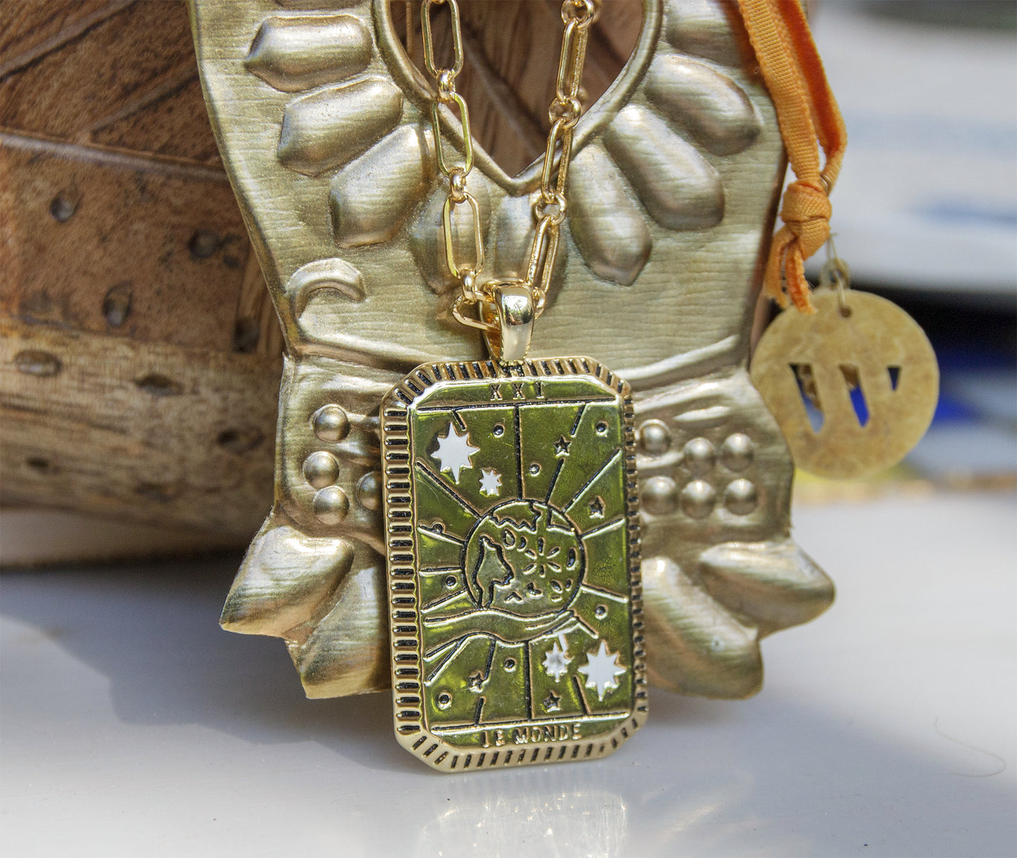 collier talisman carte tarot 'le monde" et chaine en acier inoxydable
