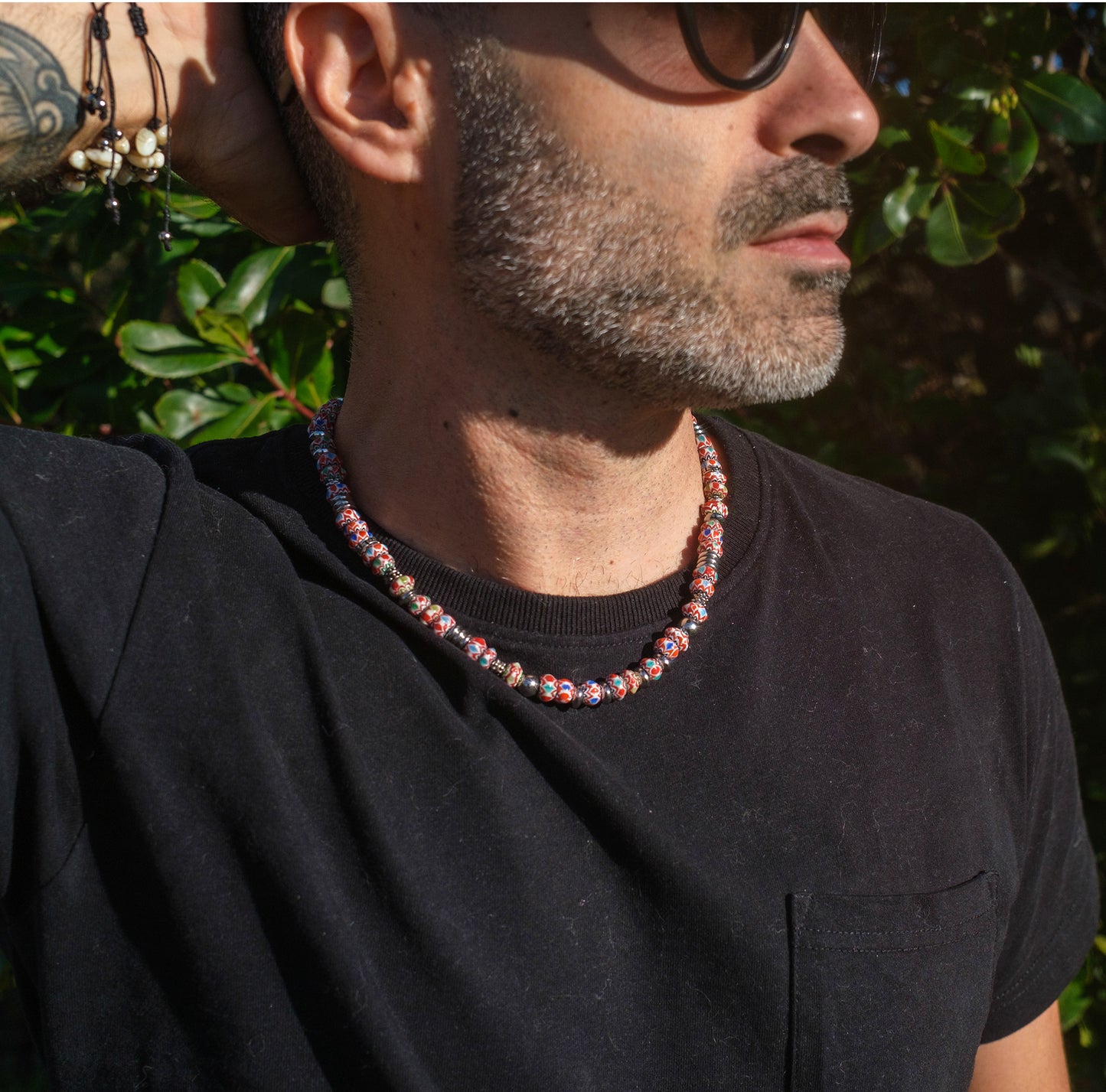 collier homme perles chevrons rouge