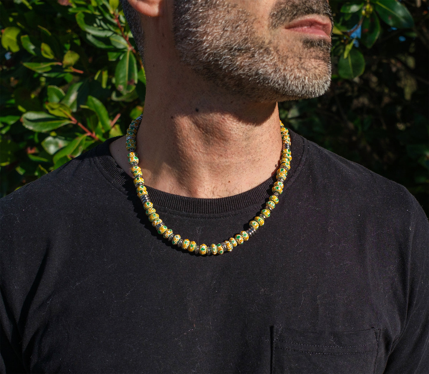 collier homme perles chevrons jaune