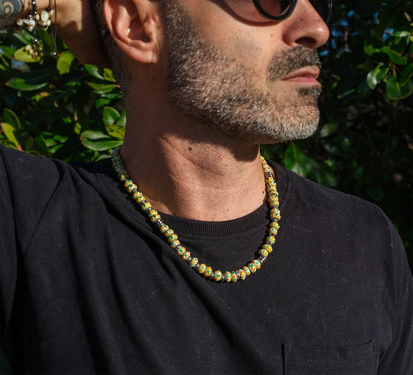 collier homme perles chevrons jaune