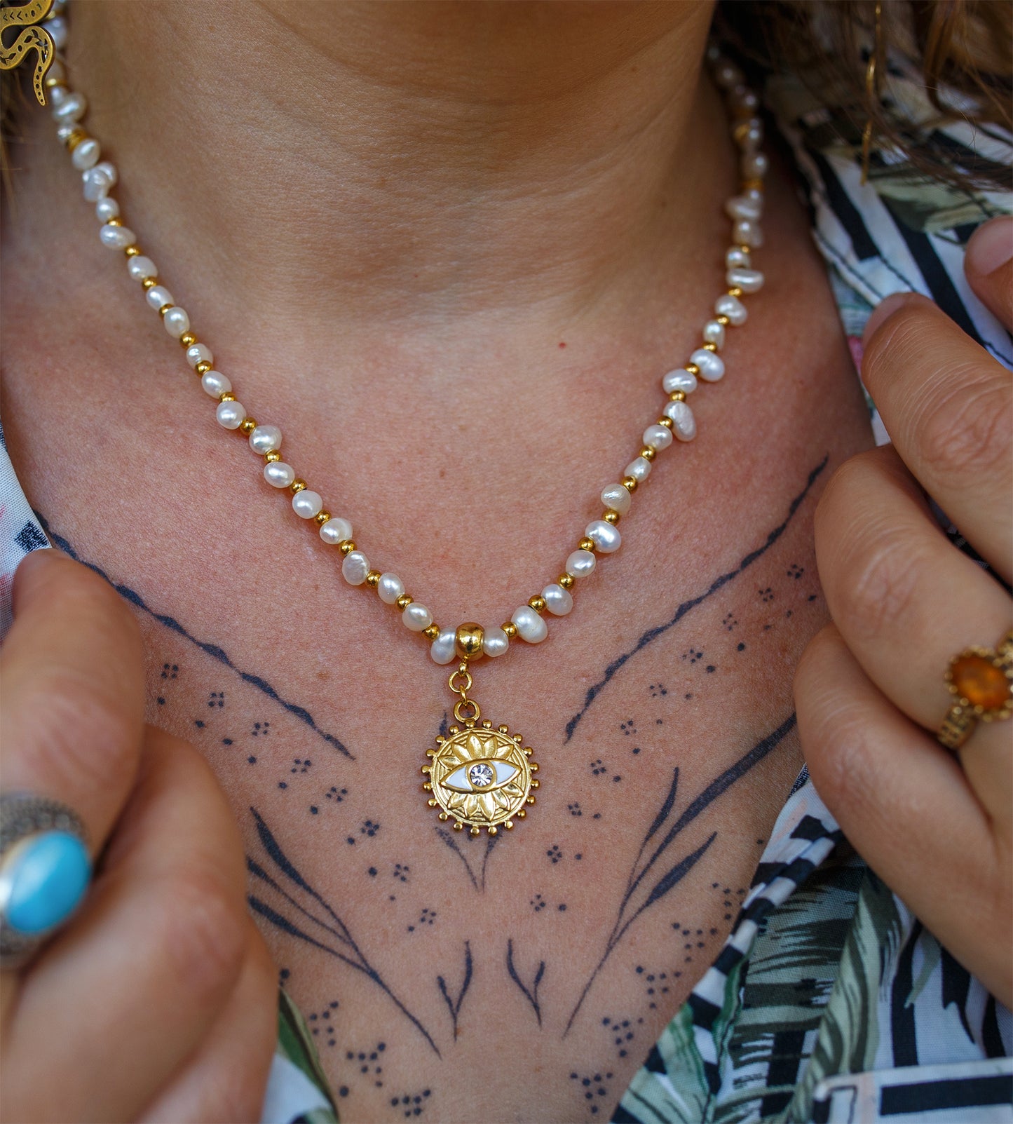 Collier femme en nacre blanche irrégulière et pendentif œil