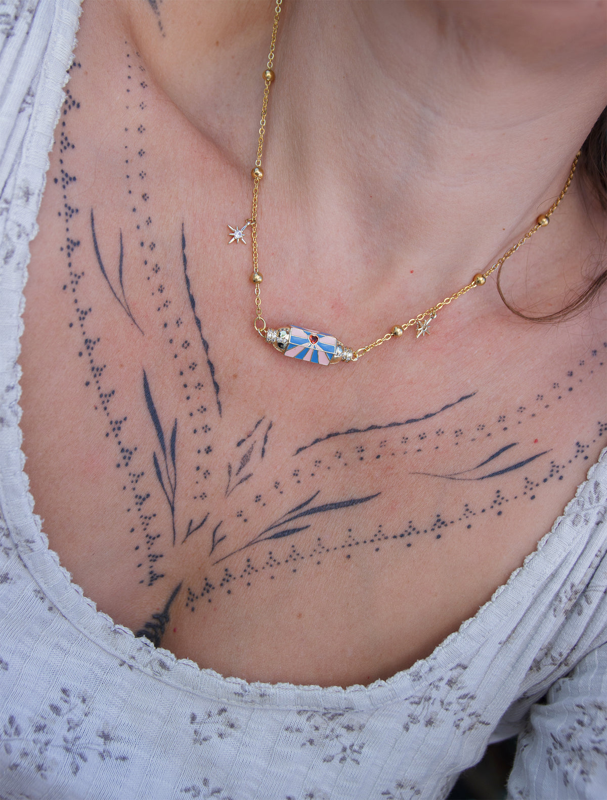 collier femme talisman coeur et petites etoiles