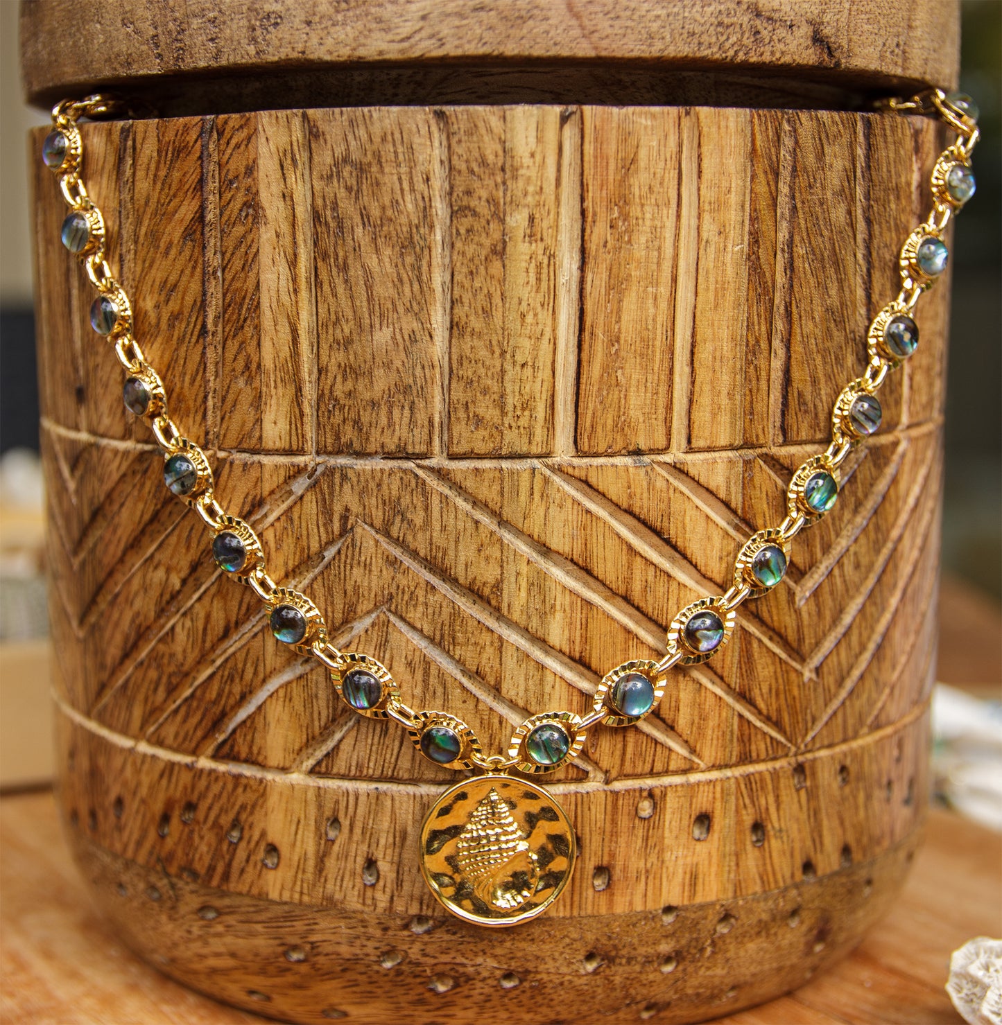 collier ras de cou imitation abalone et médaillon coquillage - caurisandco