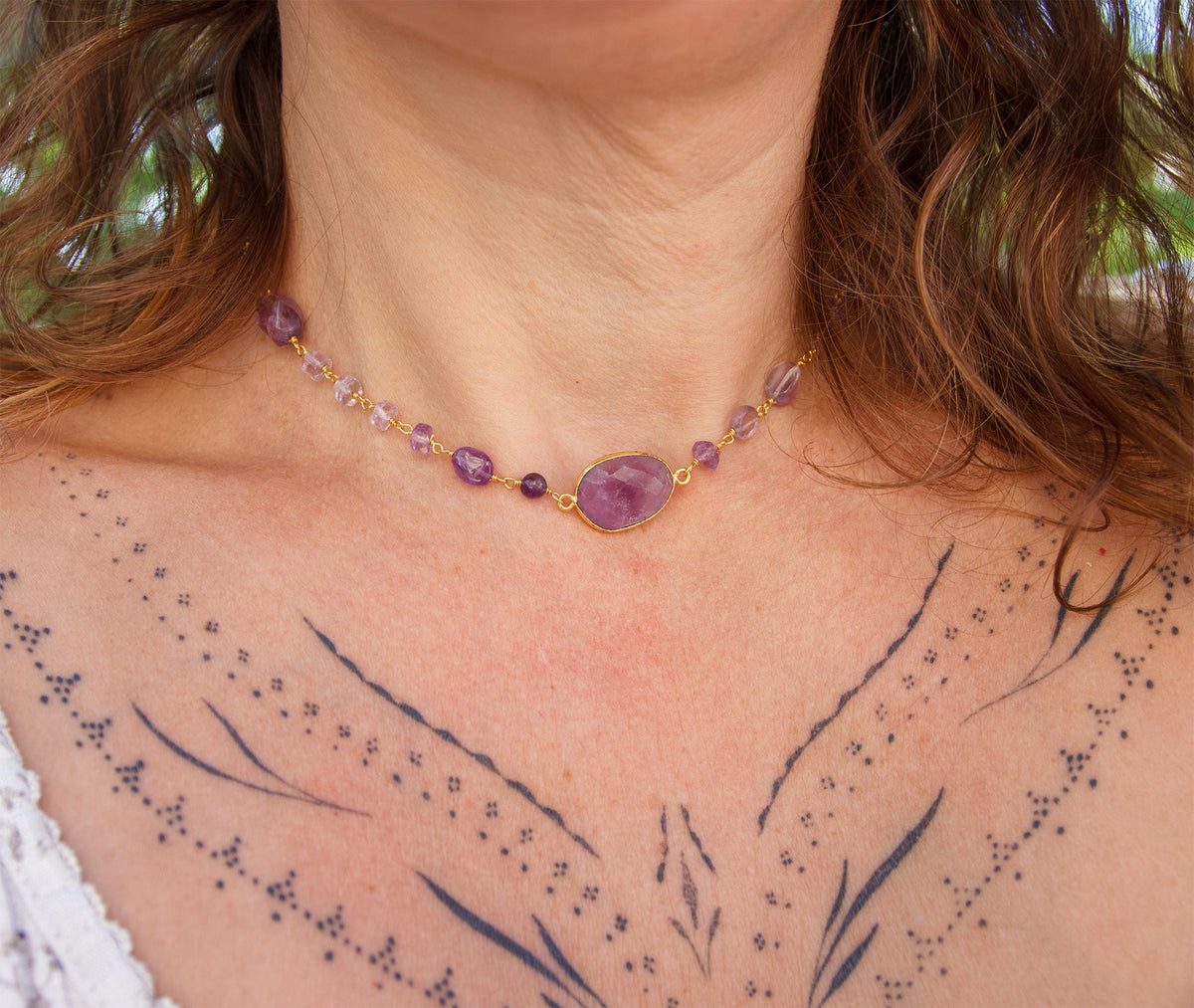 collier femme ras de cou en amethyste et pendentif de dos en goutte en verre - caurisandco