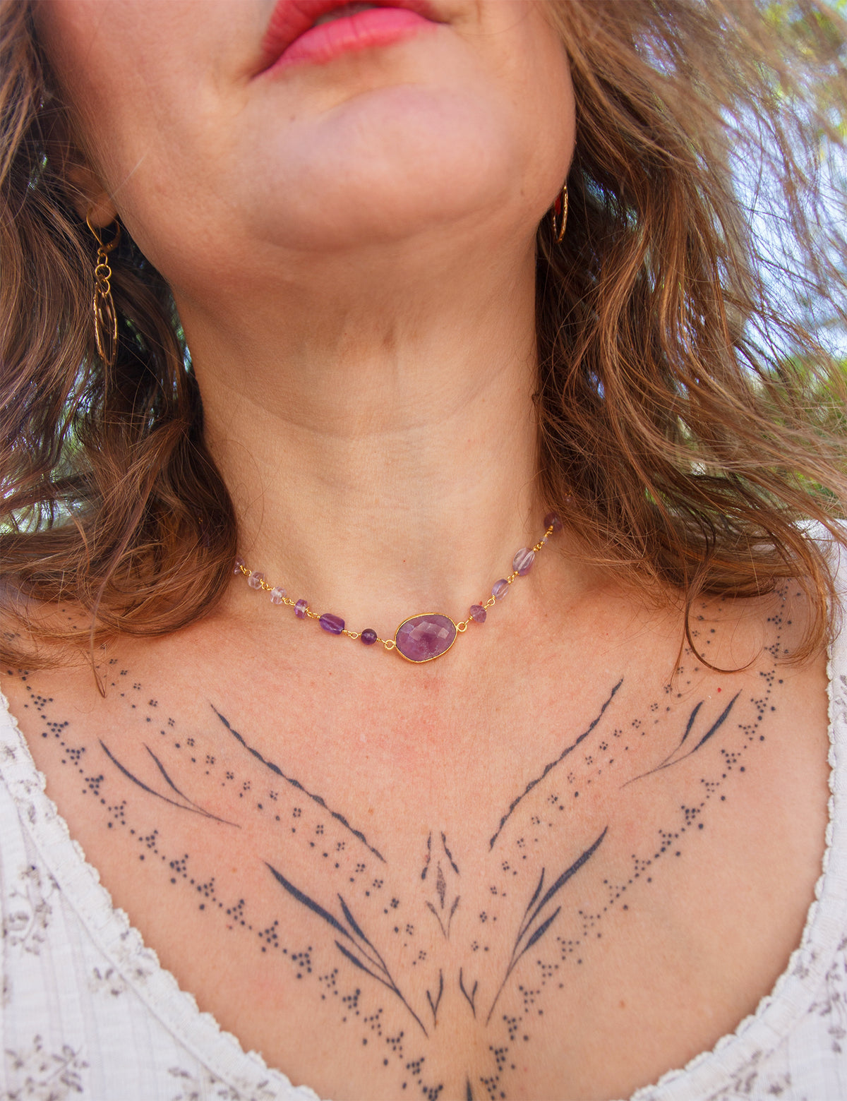 collier femme ras de cou en amethyste et pendentif de dos en goutte en verre - caurisandco