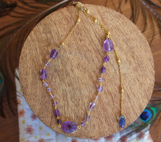collier femme ras de cou en amethyste et pendentif de dos en goutte en verre - caurisandco