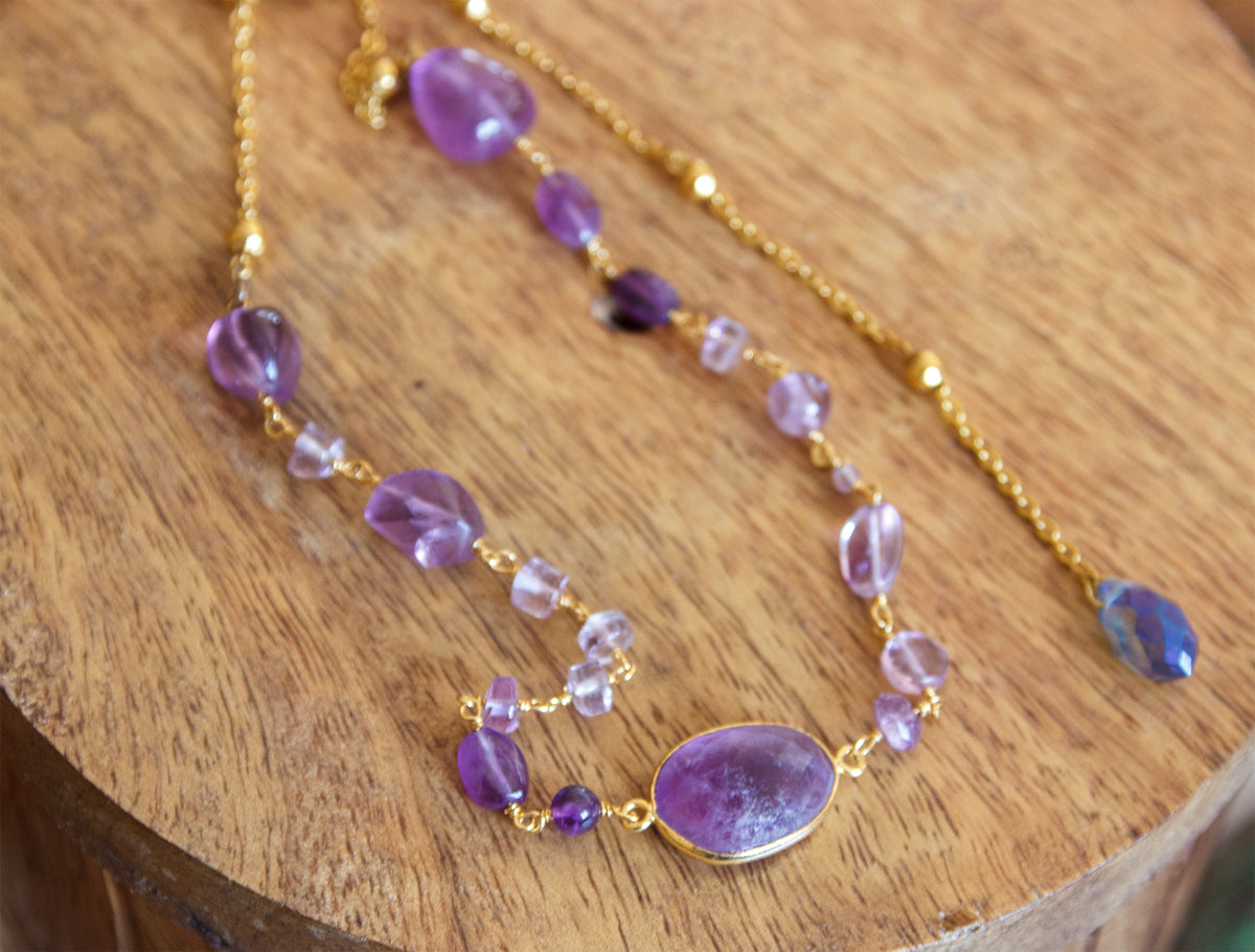 collier femme ras de cou en amethyste et pendentif de dos en goutte en verre - caurisandco
