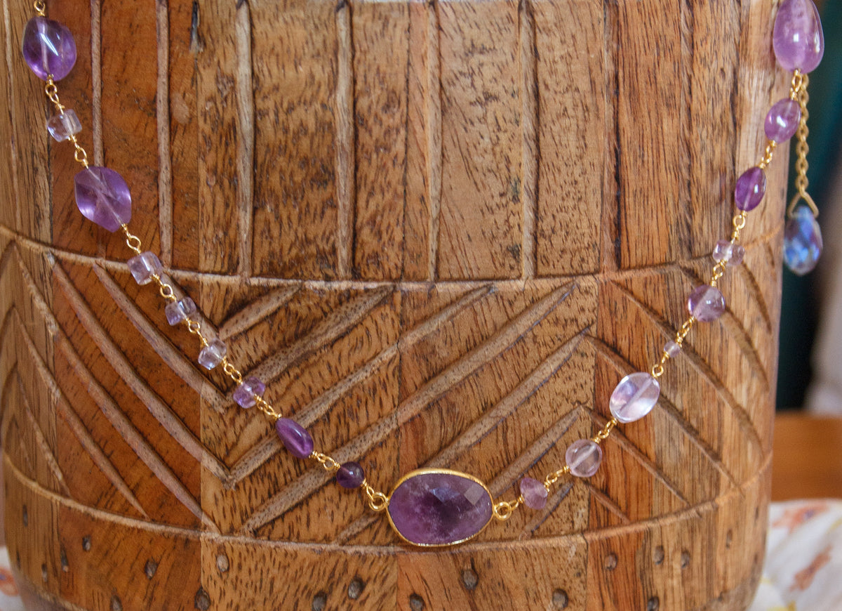 collier femme ras de cou en amethyste et pendentif de dos en goutte en verre - caurisandco