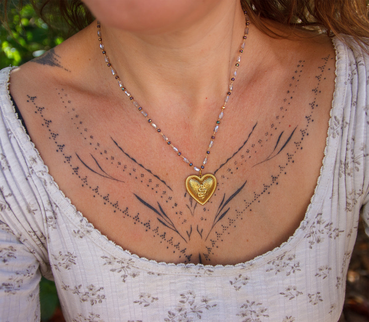 collier femme talisman coeur avec serpent chaine perle en verre - caurisandco