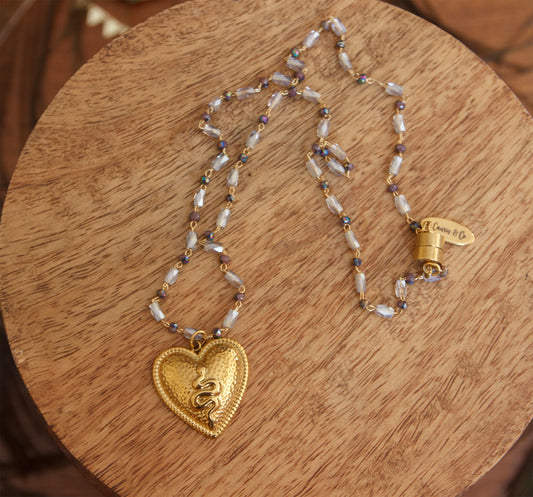 collier femme talisman coeur avec serpent chaine perle en verre - caurisandco