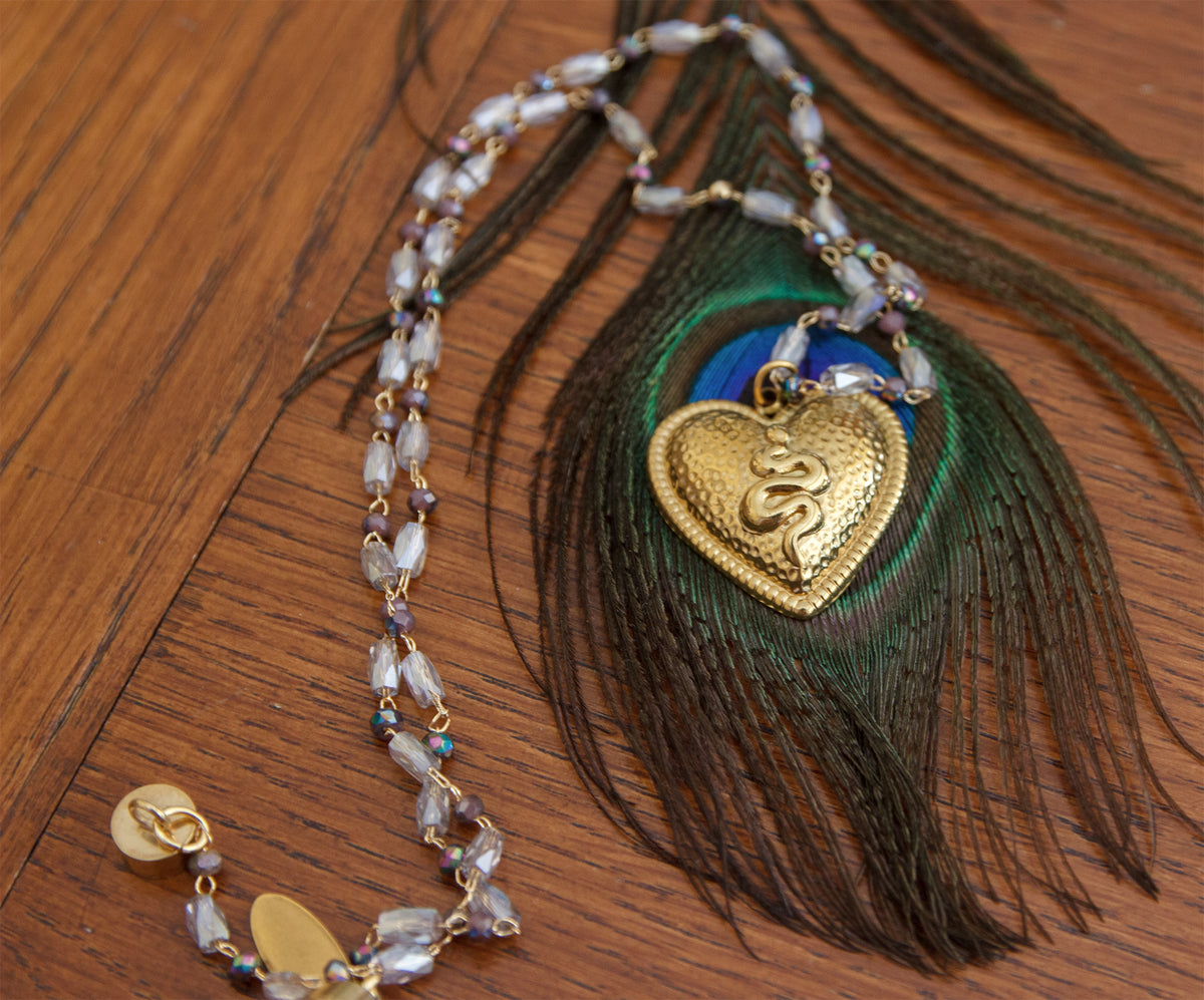 collier femme talisman coeur avec serpent chaine perle en verre - caurisandco
