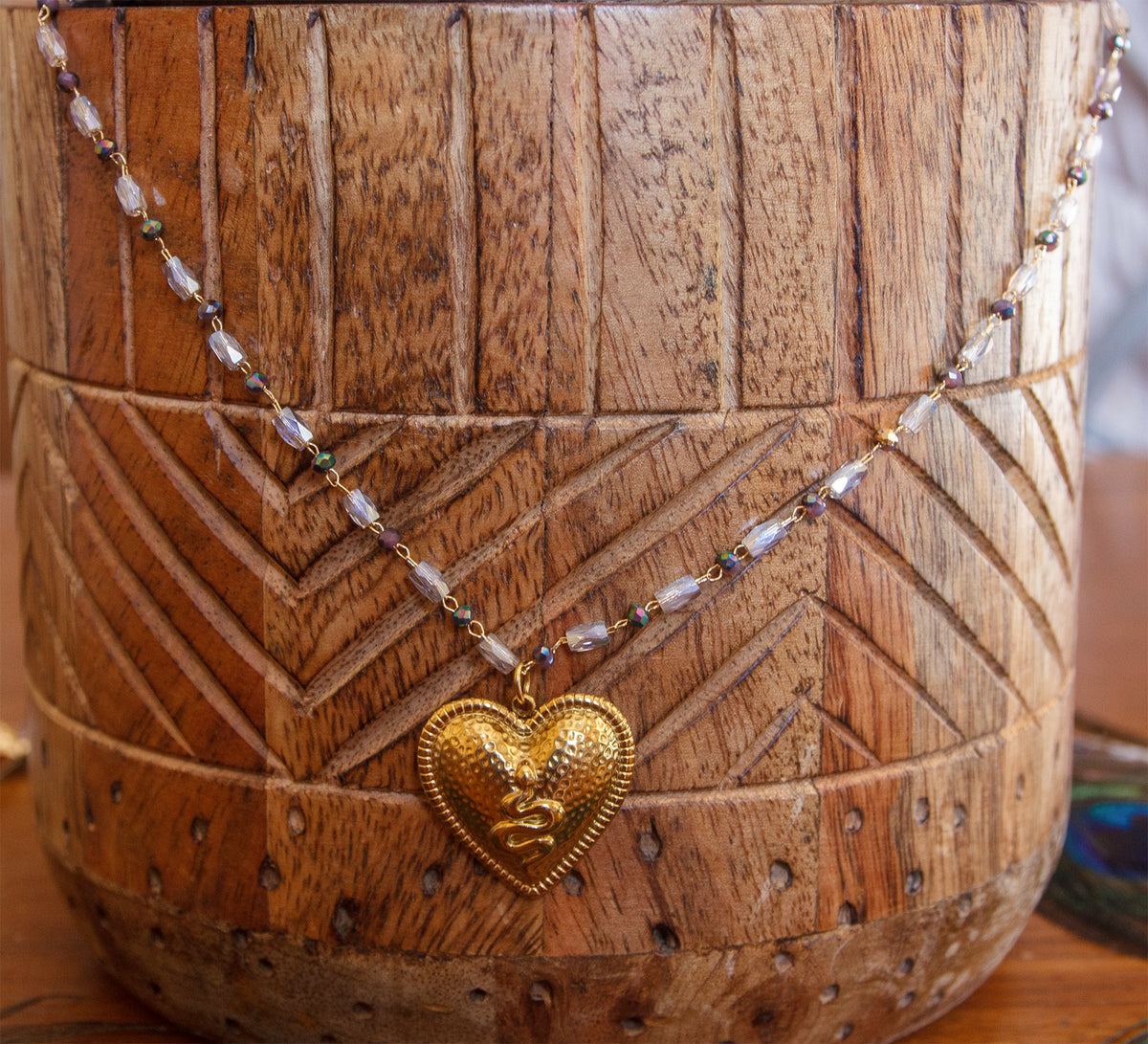 collier femme talisman coeur avec serpent chaine perle en verre - caurisandco