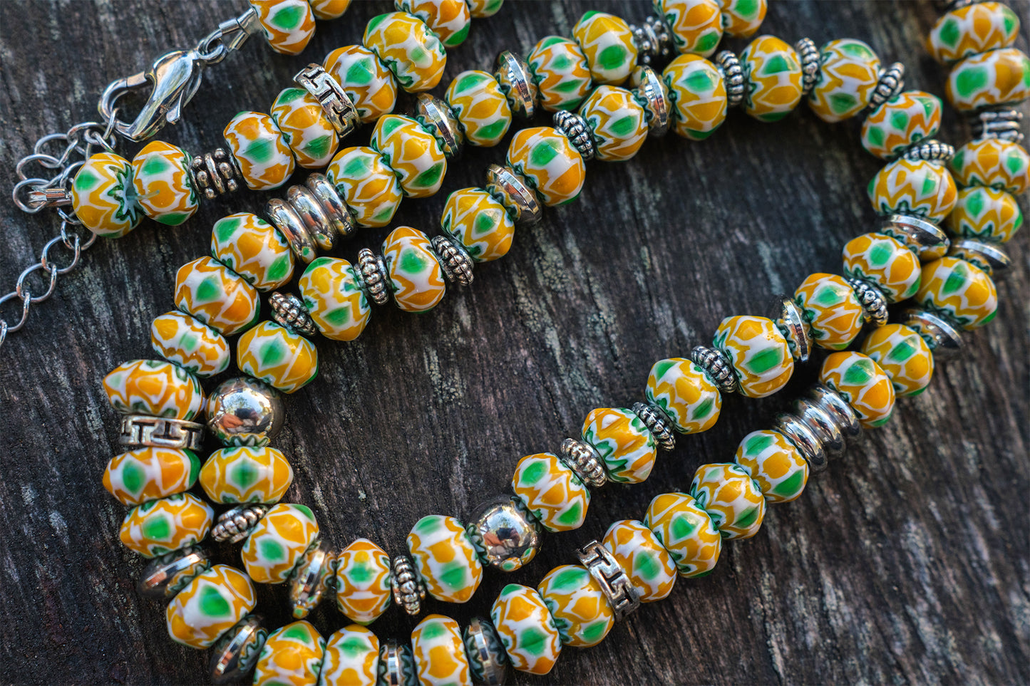 collier homme perles chevrons jaune