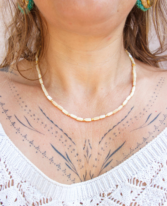 Collier Femme Nacre Tube – Bijou Bohème Minimaliste pour le Quotidien