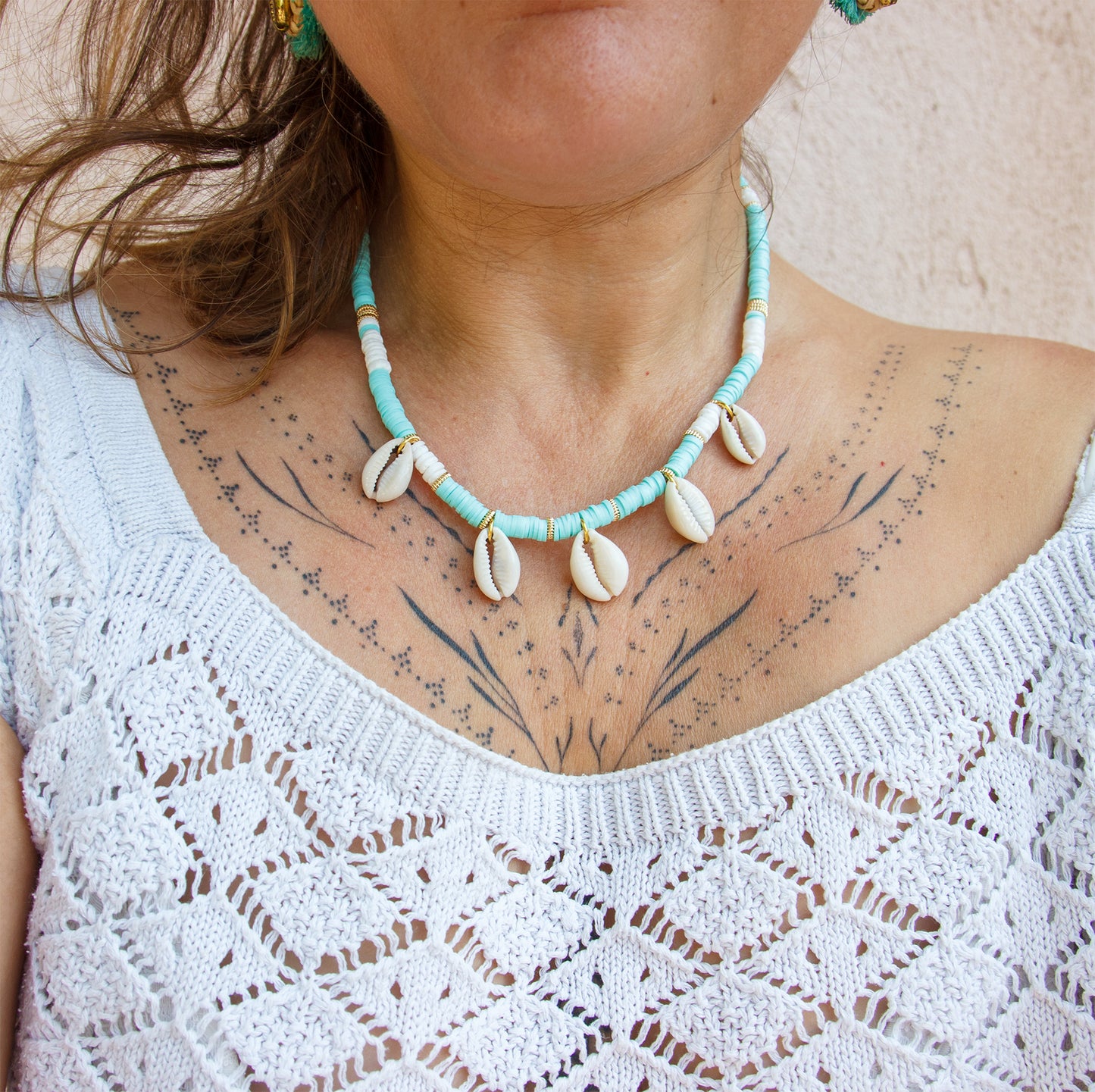 Collier en perles heishi turquoise et pendentifs cauris
