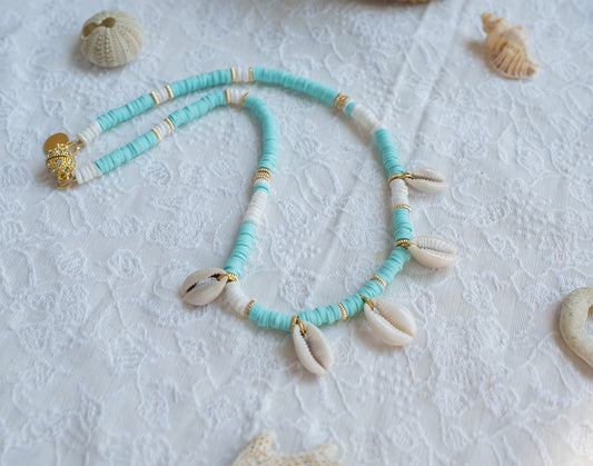 Collier en perles heishi turquoise et pendentifs cauris