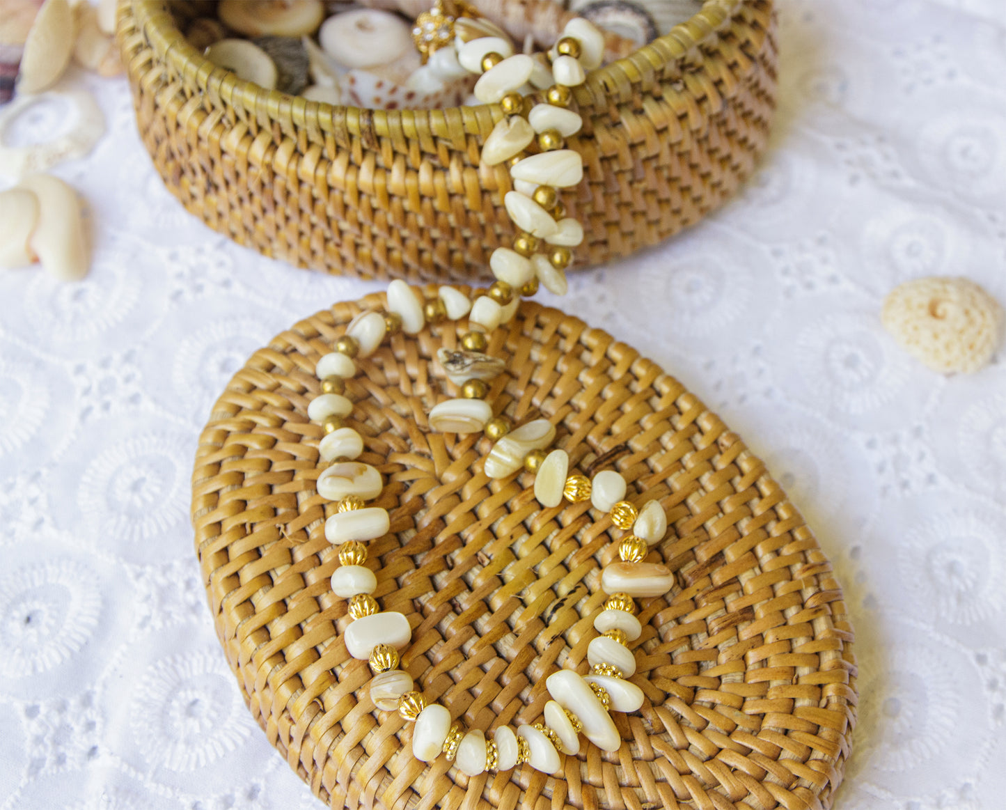 Collier ras de cou en chips de perles de nacre - caurisandco