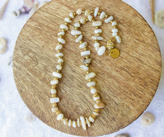 Collier ras de cou en chips de perles de nacre - caurisandco