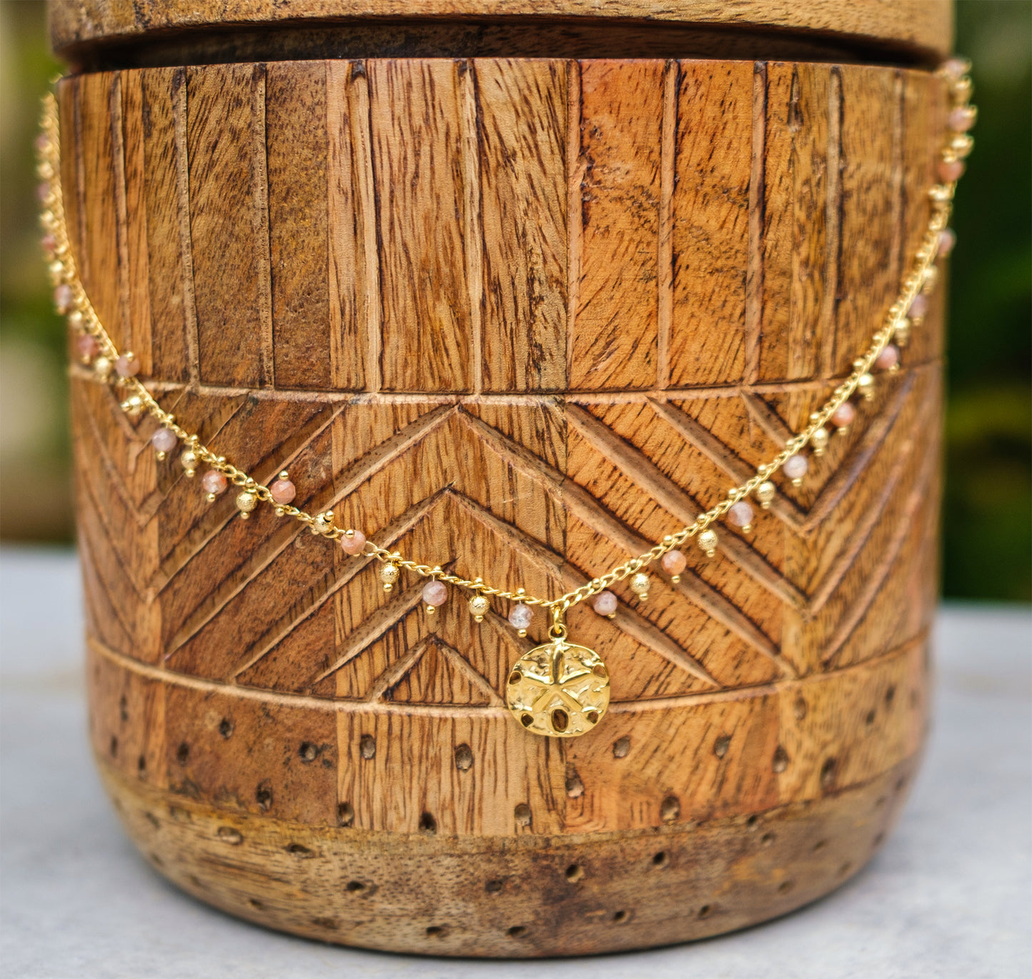 Collier chaine rosaire en sunstone et pendentif sand dollar - caurisandco