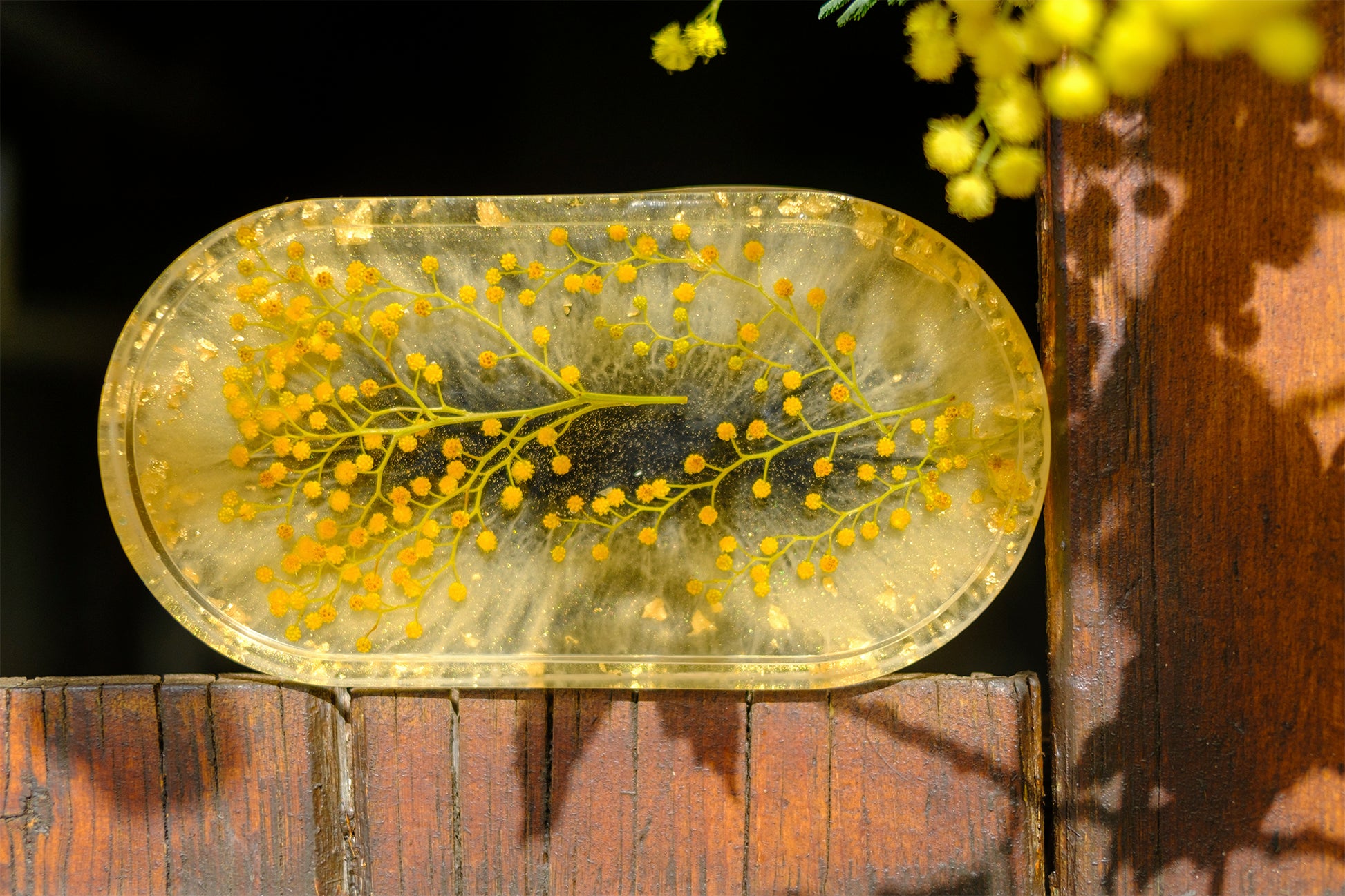 Coupelle vide poche en résine avec inclusion mimosa - caurisandco