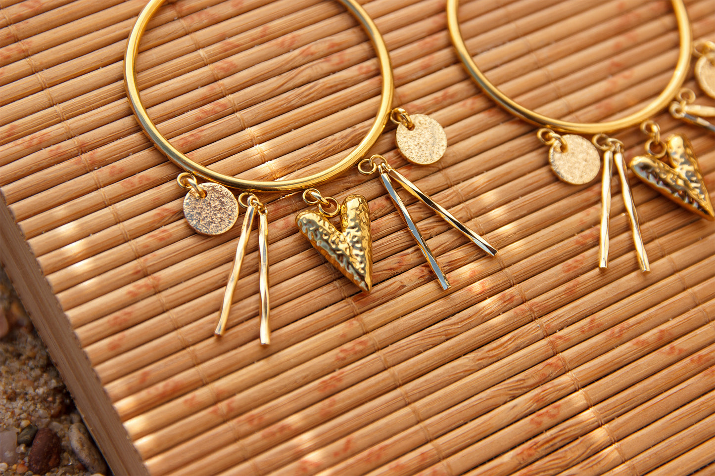 Boucles d'oreilles à breloque ex voto coeur et sequins géométriques